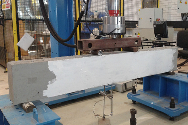 Beam prototype made of Heraclex without steel reinforcements under 4 point bending test